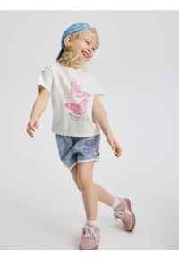 Reserved - Jeansowe szorty z lamówką - niebieski. Kolor: niebieski. Materiał: jeans #1