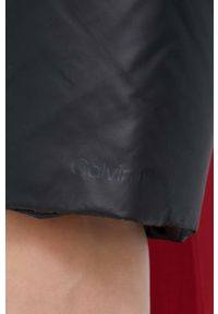 Calvin Klein kurtka puchowa damska kolor czarny zimowa. Okazja: na co dzień. Kolor: czarny. Materiał: puch. Sezon: zima. Styl: casual #3