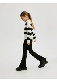 Reserved - Prążkowane spodnie flare - czarny. Kolor: czarny. Materiał: prążkowany #1