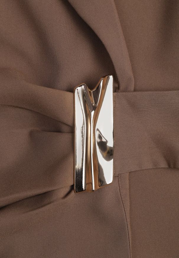 Born2be - Brązowa Taliowana Marynarka z Wiskozą z Marszczeniem i Aplikacją przy Wiązaniu Alyndra. Okazja: do pracy, na spotkanie biznesowe. Kolor: brązowy. Materiał: wiskoza. Wzór: aplikacja. Styl: wizytowy, biznesowy, elegancki