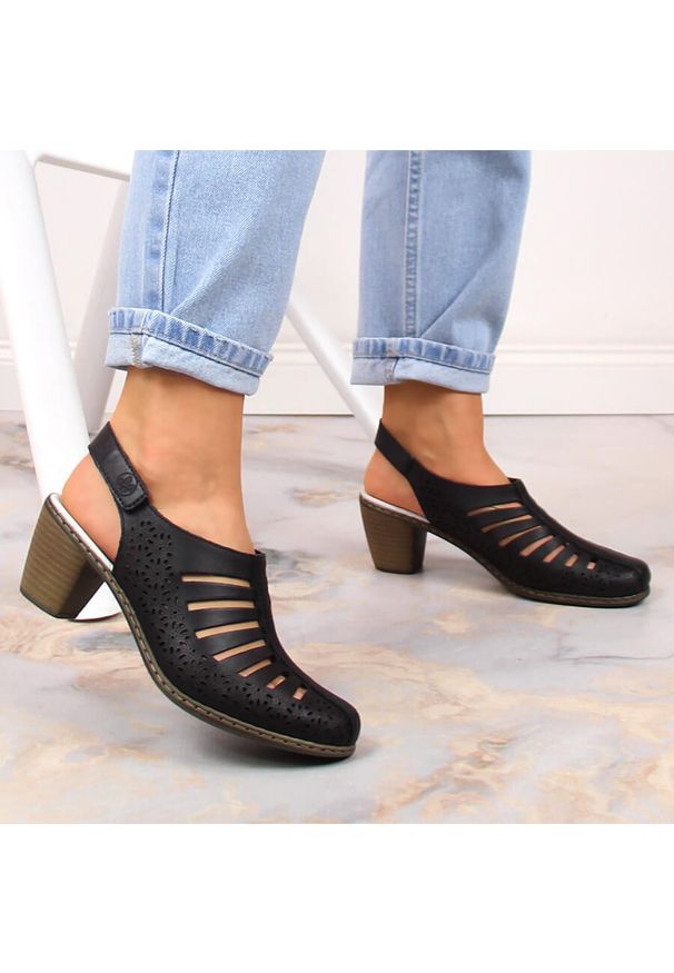 Skórzane komfortowe sandały damskie na obcasie Rieker 40959-00. Materiał: skóra. Obcas: na obcasie. Wysokość obcasa: średni