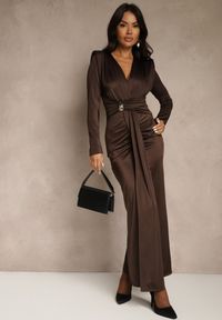 Renee - Brązowa Koktajlowa Sukienka z Rozcięciem na Nogę Zdobiona Trenem Atirga. Okazja: na imprezę. Typ kołnierza: dekolt w serek. Kolor: brązowy. Wzór: aplikacja. Styl: wizytowy #5