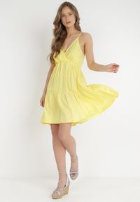 Born2be - Żółta Sukienka z Wiskozy Aikena. Kolor: żółty. Materiał: wiskoza. Długość rękawa: na ramiączkach. Typ sukienki: kopertowe. Długość: mini #2