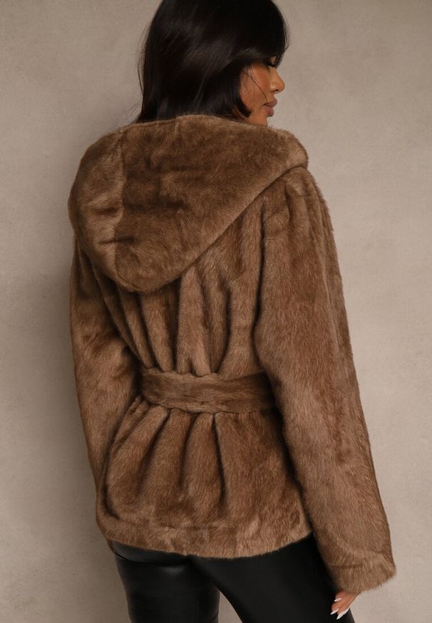 Renee - Jasnobrązowa Futerkowa Kurtka z Kapturem i Wiązanym Paskiem Zetele. Typ kołnierza: kaptur. Kolor: brązowy. Materiał: jeans, koronka