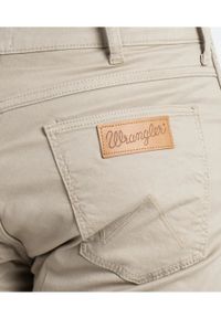 Wrangler - WRANGLER GREENSBORO MĘSKIE SPODNIE MATERIAŁOWE KHAKI W15QOF787 112320815. Kolor: brązowy. Materiał: materiał #3