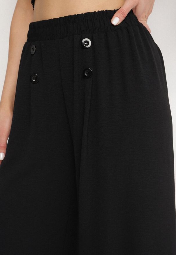 Born2be - Czarne Szerokie Spodnie z Bawełną Wysokim Stanem i Guzikami Avelritia. Okazja: na co dzień. Stan: podwyższony. Kolor: czarny. Materiał: bawełna. Styl: klasyczny, casual, elegancki