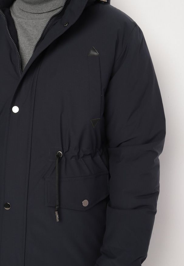 Born2be - Granatowa Kurtka Parka z Odpinanym Kapturem i Polarowym Ociepleniem Rinavia. Okazja: na co dzień. Kolor: niebieski. Materiał: polar. Długość rękawa: długi rękaw. Długość: długie. Styl: elegancki, casual