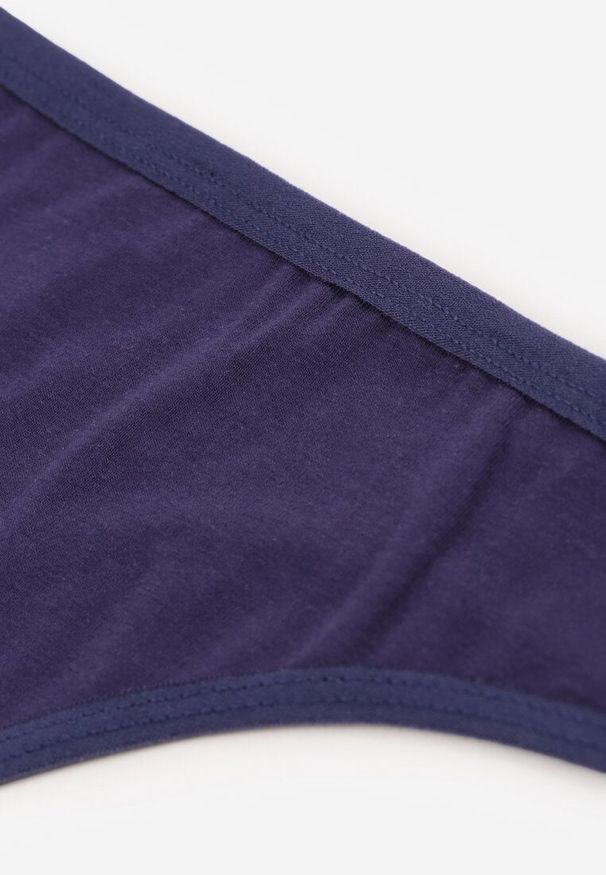 Renee - Granatowe Gładkie Majtki Stringi z Bawełną Chrysile. Kolor: niebieski. Materiał: bawełna. Wzór: gładki