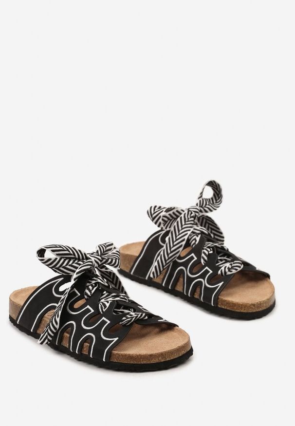 Born2be - Czarne Klapki z Wycięciami i Ozdobną Tasiemką Reddia. Kolor: czarny. Styl: boho