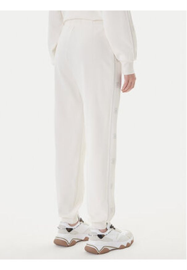 Guess Spodnie dresowe V5BB23 KCX22 Biały Regular Fit. Kolor: biały. Materiał: syntetyk