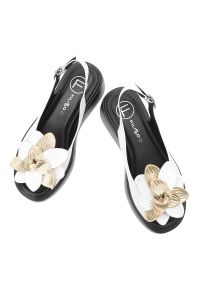 Sandały damskie Filippo, cholewka ze skóry naturalnej ozdobna aplikacja kwiatowa grubsza platformowa podeszwa, białe, DS7578/26. Kolor: biały. Materiał: skóra. Wzór: aplikacja, kwiaty #7