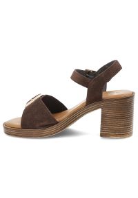 Sandały damskie Tamaris, cholewka ze skóry zamszowej na stabilnym słupku z szerokimi paskami i regulowanym zapięciem przy kostce ozdobione dużą klamr. Okazja: na co dzień. Zapięcie: pasek. Kolor: brązowy. Wzór: aplikacja. Materiał: zamsz, skóra. Sezon: lato. Obcas: na słupku. Styl: casual, elegancki, klasyczny. Wysokość obcasa: średni #5