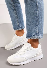 Renee - Białe Sznurowane Sneakersy z Materiałowymi Wstawkami Aneril. Kolor: biały. Materiał: materiał #5