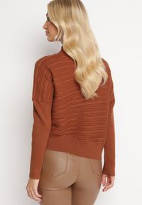 Born2be - Brązowy Sweter z Wełną o Asymetrycznym Fasonie z Tłoczeniem Sarositte. Kolor: brązowy. Materiał: wełna #3
