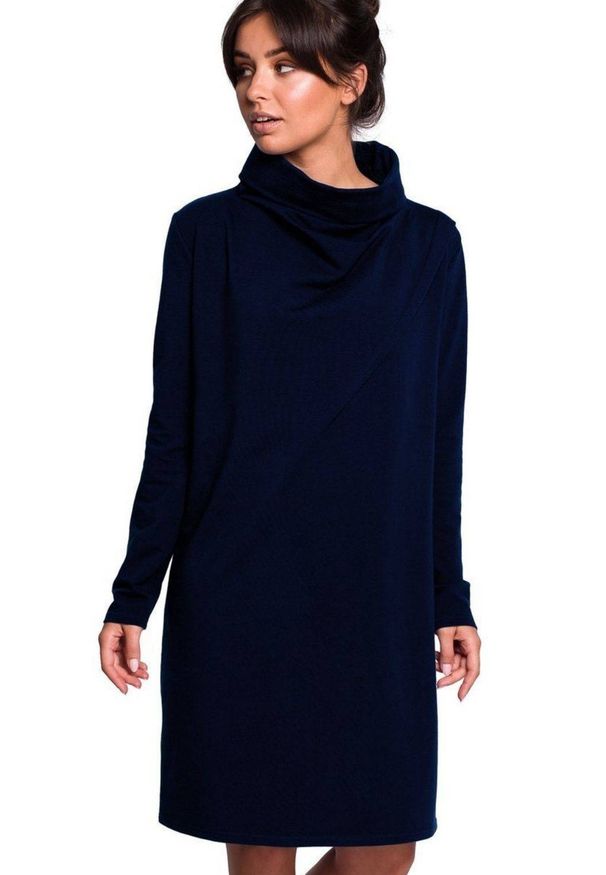 BE - Sukienka dresowa oversize trapezowa z wysokim kołnierzem granatowa. Okazja: na co dzień. Kolor: niebieski. Materiał: dresówka. Długość rękawa: długi rękaw. Typ sukienki: trapezowe, oversize. Styl: casual