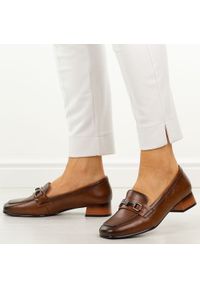 Brązowe skórzane półbuty damskie na obcasie Vinceza 39978. Okazja: na co dzień, na spotkanie biznesowe. Kolor: brązowy. Szerokość cholewki: normalna. Wzór: aplikacja. Materiał: skóra. Sezon: wiosna, jesień. Obcas: na obcasie. Styl: casual, biznesowy, elegancki, klasyczny. Wysokość obcasa: średni #1