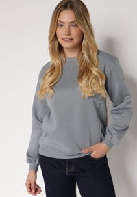 Born2be - Szara Bluza z Bawełną Ozdobiona Przeszyciami Fezoria. Okazja: na co dzień. Kolor: szary. Materiał: bawełna. Wzór: aplikacja. Styl: casual, klasyczny #1