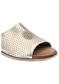 Sandały damskie Artiker, wykonane ze skóry naturalnej licowej z perforowaną cholewką odkrytym przodem naszywanym detalem i przeszyciem wokół podeszwy. Okazja: na spacer, na imprezę, do pracy, na spotkanie biznesowe, na co dzień. Nosek buta: otwarty. Zapięcie: bez zapięcia. Kolor: złoty. Wzór: aplikacja, ażurowy. Materiał: skóra. Sezon: lato. Obcas: na obcasie. Styl: elegancki, casual. Wysokość obcasa: niski #4