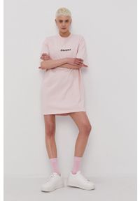 Dickies Sukienka kolor różowy mini oversize. Kolor: różowy. Materiał: dzianina. Długość rękawa: krótki rękaw. Wzór: aplikacja. Typ sukienki: oversize. Długość: mini #1
