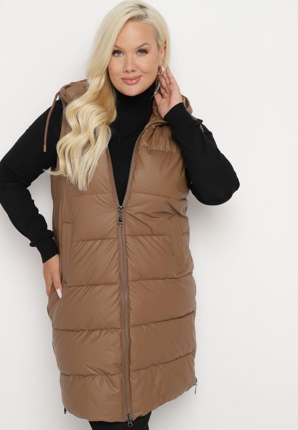 Born2be - Brązowa Pikowana Kamizelka z Kapturem na Suwak i Napy Timella. Okazja: na spacer, na co dzień. Typ kołnierza: kaptur. Kolekcja: plus size. Kolor: brązowy. Materiał: jeans. Wzór: aplikacja. Styl: elegancki, casual, klasyczny