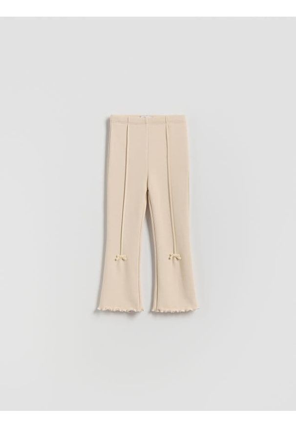 Reserved - Ocieplane spodnie flare - kremowy. Kolor: kremowy. Materiał: bawełna, dzianina
