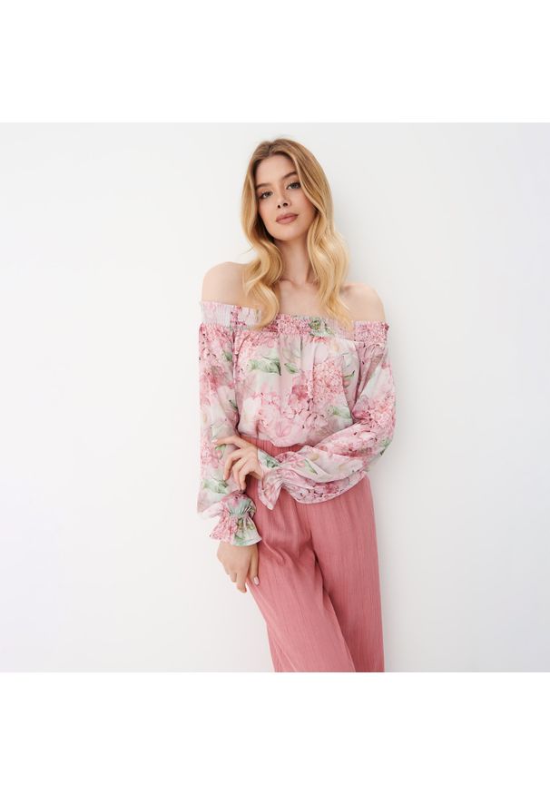 Mohito - Bluzka hiszpanka w kwiaty - Różowy. Typ kołnierza: dekolt hiszpanka. Kolor: różowy. Wzór: kwiaty