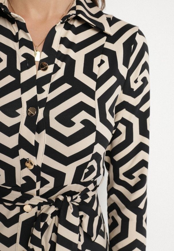 Born2be - Czarna Koszulowa Sukienka z Wiskozą Paskiem i Geometrycznym Motywem Erislevia. Okazja: na co dzień, na spacer. Typ kołnierza: dekolt w kształcie V. Kolor: czarny. Materiał: wiskoza. Długość rękawa: długi rękaw. Wzór: geometria. Typ sukienki: koszulowe. Styl: casual, elegancki, klasyczny