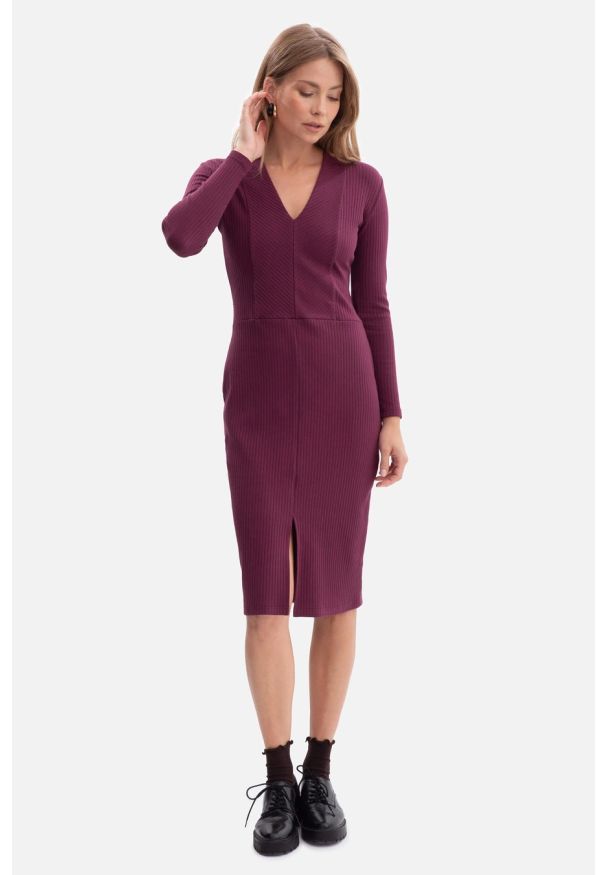 BeWear - Bawełniana sukienka dzianinowa ołówkowa z dekoltem V fiolet. Materiał: bawełna, dzianina. Sezon: zima, jesień. Typ sukienki: ołówkowe