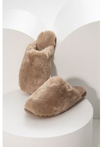 Answear Lab kapcie kolor beżowy. Nosek buta: okrągły. Kolor: beżowy. Materiał: guma. Obcas: na obcasie. Styl: wakacyjny. Wysokość obcasa: niski #1