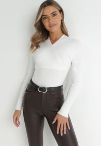Born2be - Biały Sweter Kopertowy z Prążkowanej Dzianiny Zaki. Okazja: na co dzień. Kolor: biały. Materiał: dzianina, prążkowany. Długość rękawa: długi rękaw. Długość: długie. Styl: casual, rockowy, elegancki