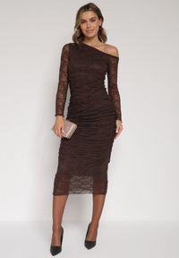 Born2be - Brązowy Koronkowy Komplet Dopasowana Spódnica i Bluzka na Jedno Ramię Calonara. Kolor: brązowy. Materiał: koronka #1