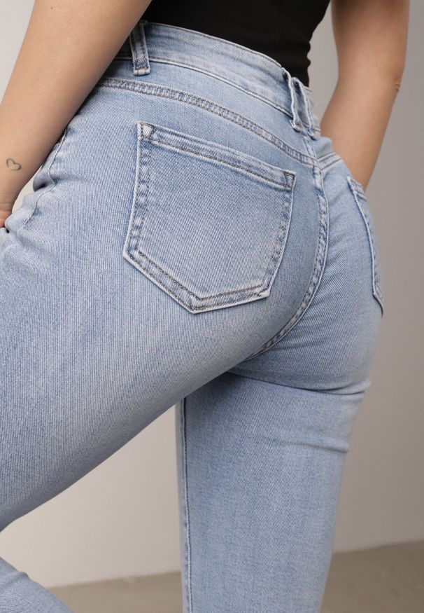 Born2be - Niebieskie Bawełniane Jeansy o Kroju Slim z Przetarciami Elledima. Okazja: na co dzień. Kolor: niebieski. Styl: casual, elegancki, klasyczny