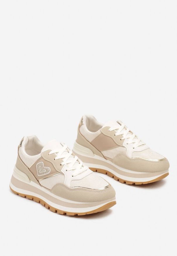 Born2be - Beżowe Sneakersy na Grubej Podeszwie Ozdobione Sercem i Metalicznymi Wstawkami Verioras. Okazja: na co dzień. Zapięcie: sznurówki. Kolor: beżowy. Materiał: jeans. Wzór: aplikacja