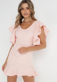 Born2be - Jasnoróżowa Sukienka Bessette. Typ kołnierza: kołnierz z falbankami. Kolor: różowy. Długość rękawa: krótki rękaw. Wzór: aplikacja. Typ sukienki: dopasowane. Styl: wizytowy. Długość: mini #2