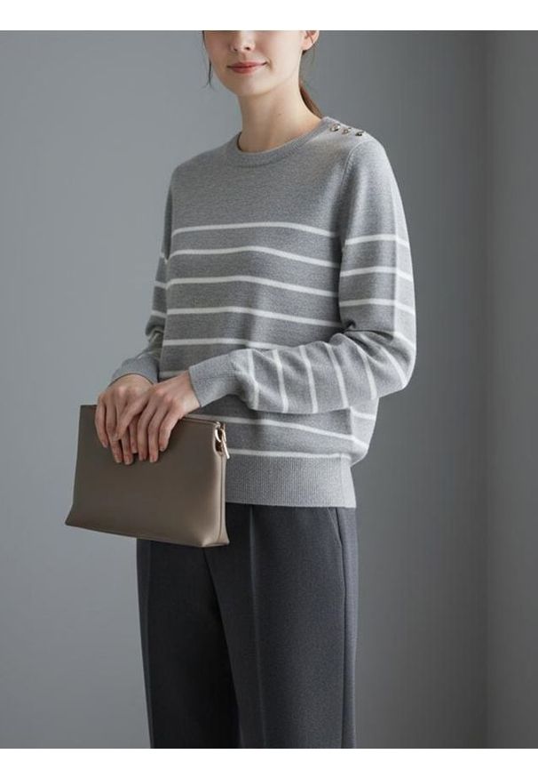 Sinsay - Sweter w paski z ozdobnymi guzikami na ramieniach - szary. Kolor: szary. Wzór: paski