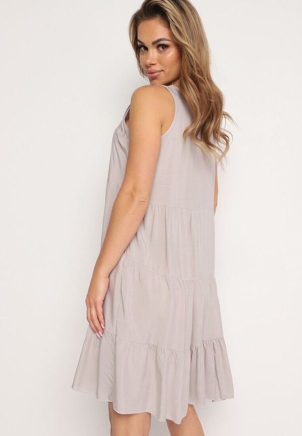 Born2be - Beżowa Rozkloszowana Sukienka z Bawełny na Ramiączkach Zasea. Okazja: na co dzień, na randkę. Typ kołnierza: dekolt w kształcie V. Kolor: beżowy. Materiał: bawełna. Długość rękawa: na ramiączkach. Styl: casual, elegancki