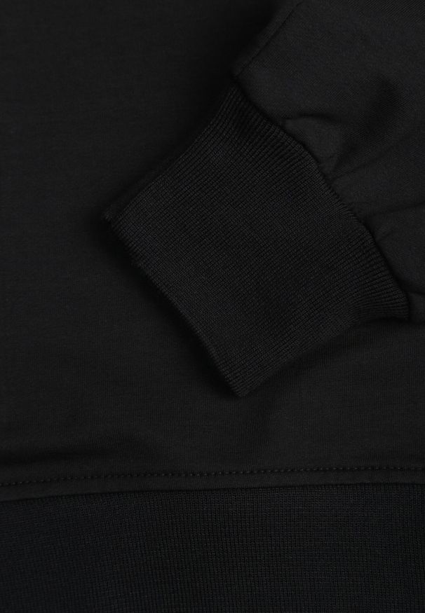 Born2be - Czarna Bluza o Klasycznym Kroju z Bawełną Merinne. Okazja: na co dzień. Kolor: czarny. Materiał: bawełna. Styl: klasyczny