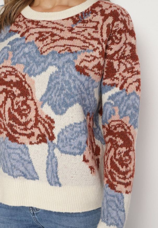 Born2be - Jasnobeżowy Sweter o Pudełkowym Kroju w Abstrakcyjny Wzór Przeszyty Metaliczną Nicią Savrielle. Okazja: na co dzień. Kolor: beżowy. Długość rękawa: długi rękaw. Długość: długie. Styl: klasyczny, casual, elegancki