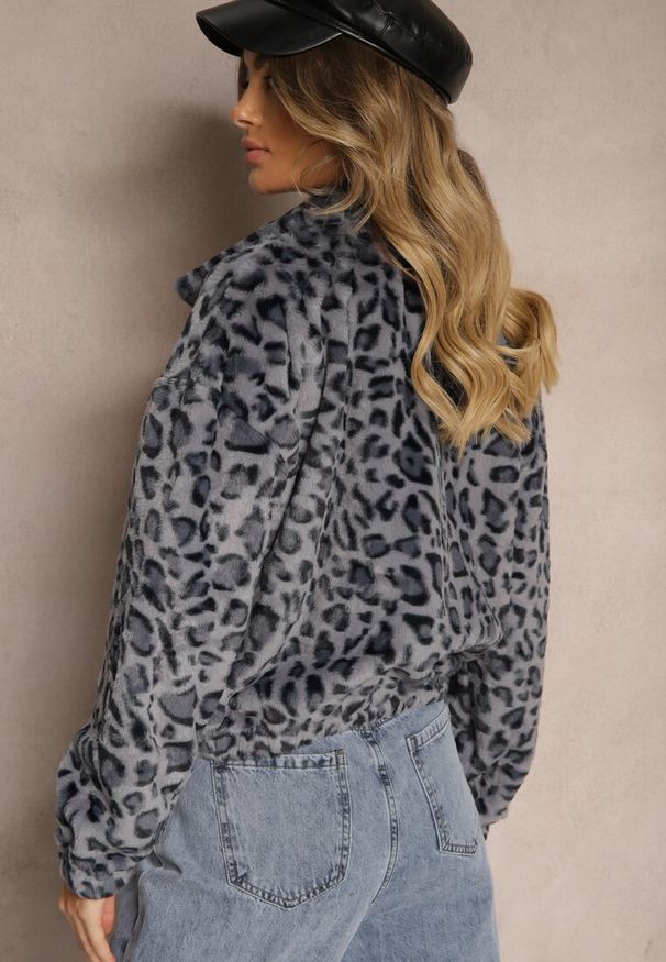 Renee - Szara Futerkowa Kurtka w Panterkowy Print o Klasycznym Kroju ze Stójką i Kieszeniami Belabine. Okazja: na co dzień. Typ kołnierza: kołnierzyk stójkowy. Kolor: szary. Materiał: jeans. Wzór: nadruk. Styl: klasyczny