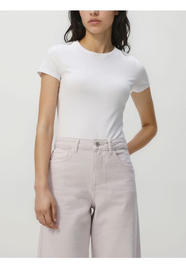 Reserved - T-shirt slim fit - biały. Kolor: biały. Materiał: dzianina, bawełna