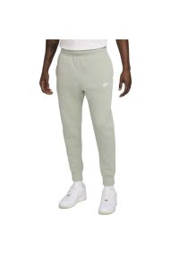 Spodnie męskie Nike Sportswear Club Fleece BV2671-371 - zielone. Kolor: zielony. Materiał: poliester, bawełna, dresówka. Wzór: aplikacja #1