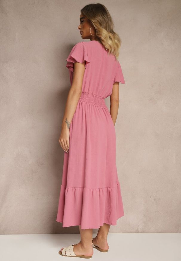 Renee - Różowa Kopertowa Sukienka o Rozkloszowanym Fasonie z Gumką w Talii Reivione. Okazja: na co dzień. Typ kołnierza: dekolt w serek. Kolor: różowy. Materiał: materiał. Typ sukienki: kopertowe. Styl: casual, klasyczny