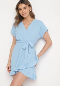 Born2be - Jasnoniebieska Rozkloszowana Sukienka Ozdobiona Falbanami i Paskiem Zivene. Okazja: na imprezę. Kolor: niebieski. Wzór: aplikacja. Sezon: wiosna, lato. Styl: elegancki #6