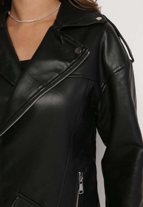 Born2be - Czarna Kurtka Ramoneska z Ozdobnym Paskiem z Ekoskóry Kotiara. Kolor: czarny