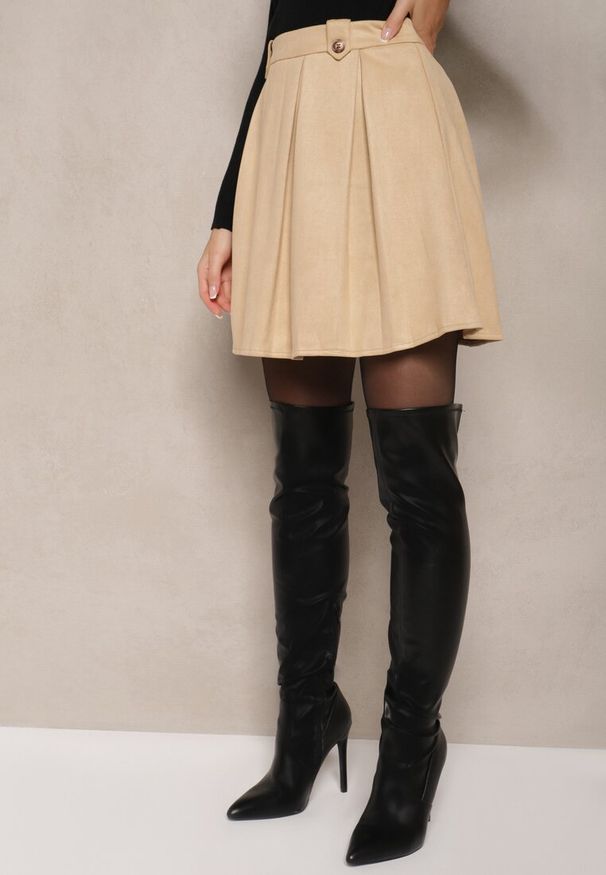 Renee - Beżowa Rozkloszowana Spódnica z Ekozamszu z Plisami w Stylu Preppy Sealia. Okazja: do pracy. Kolor: beżowy. Styl: klasyczny, elegancki, wizytowy