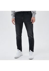 Cropp - Czarne jeansy slim z przetarciami - Czarny. Kolor: czarny