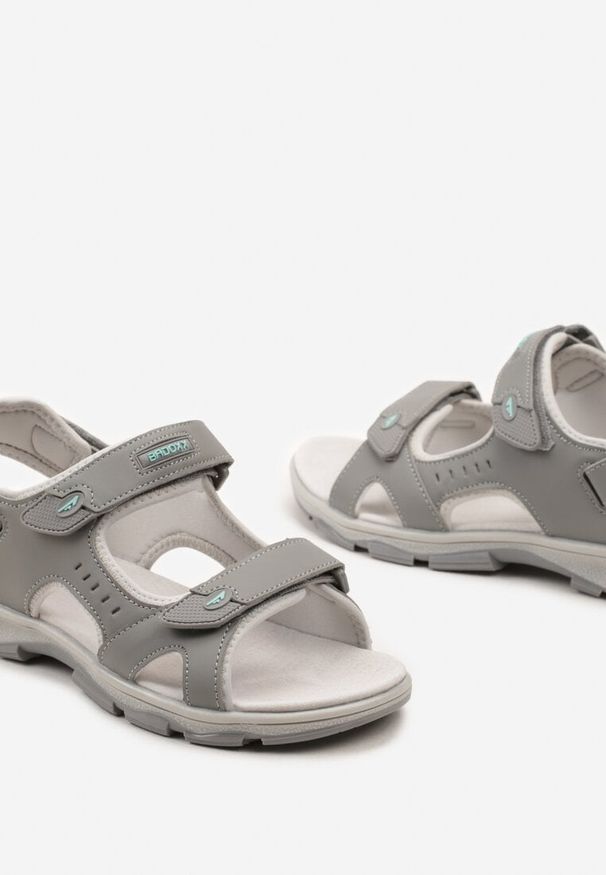Born2be - Szaro-Miętowe Płaskie Sandały w Sportowym Stylu Zapinane na Rzepy przy Kostce i Śródstopiu ze Skórzaną Wkładką Daffilla. Nosek buta: otwarty. Zapięcie: rzepy. Kolor: szary. Materiał: skóra. Sezon: lato. Styl: sportowy