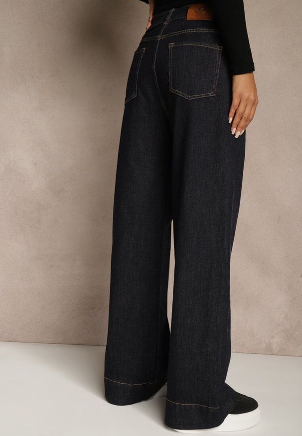 Renee - Granatowe Szerokie Jeansy z Bawełną High Waist Ozdobione Kieszeniami Lalla. Stan: podwyższony. Kolor: niebieski. Wzór: aplikacja. Styl: elegancki