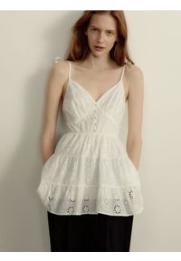 Reserved - Narzutka plażowa z ażurowym wzorem - biały. Okazja: na plażę. Kolor: biały. Materiał: bawełna, tkanina. Wzór: ażurowy #1