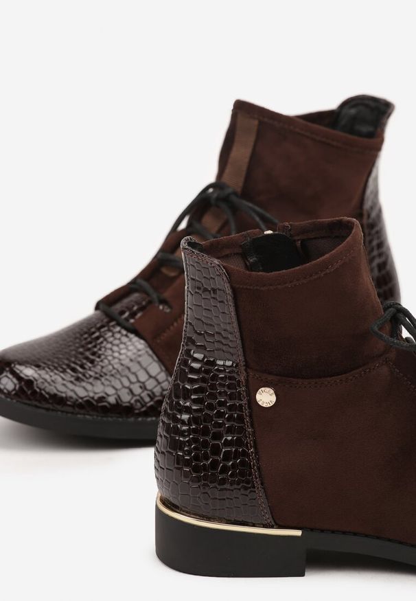 Renee - Brązowe Botki Trzewiki Vices Ozdobione Lakierowanymi Elementami Afridde. Okazja: na co dzień. Kolor: brązowy. Materiał: lakier. Wzór: aplikacja. Styl: casual